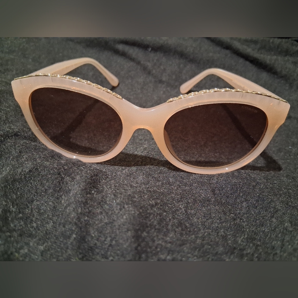 Round Nude Women’s Sunglasses with Gold Chain Accent